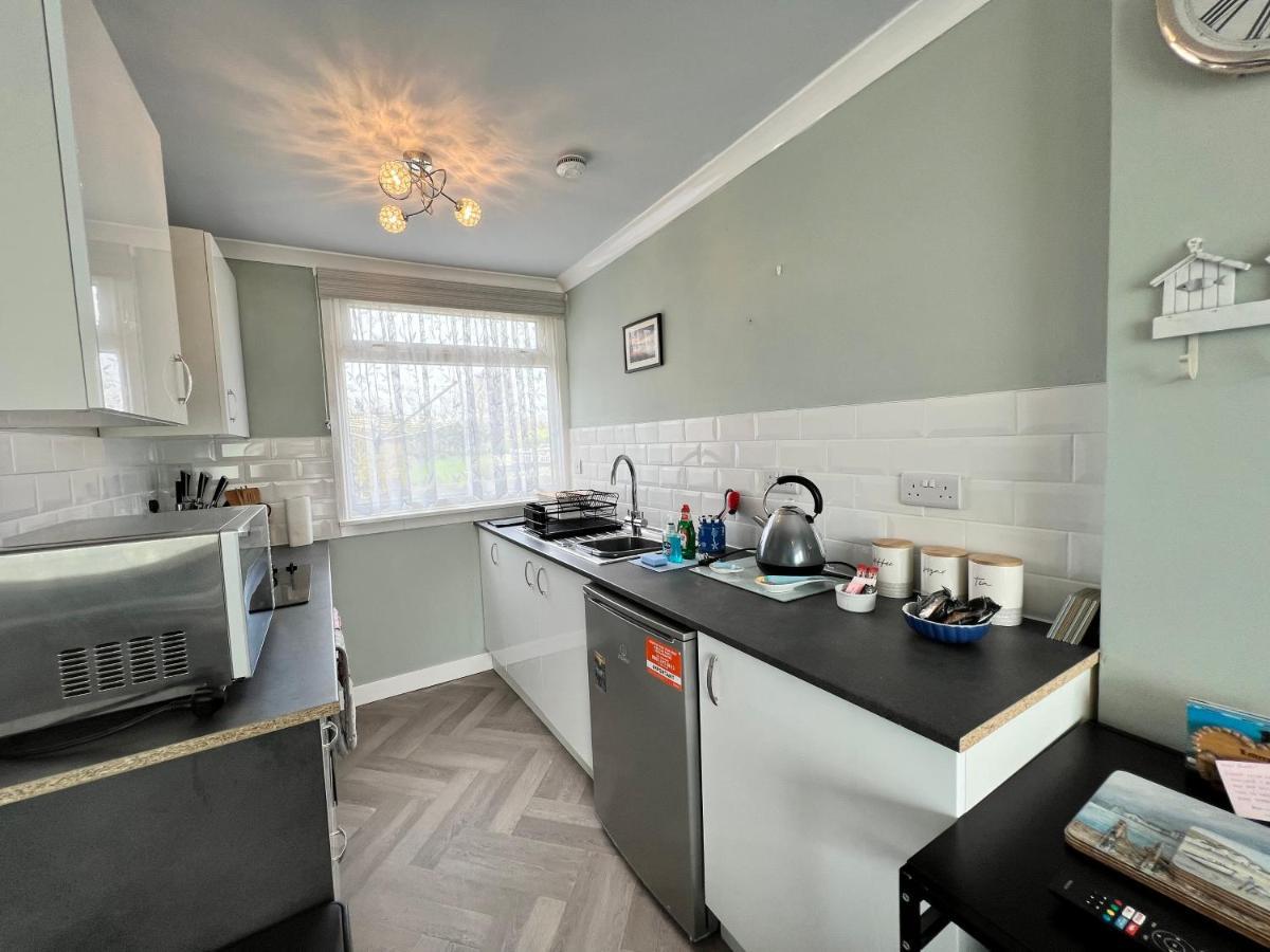 2 Bedroom Chalet, Sb10, Sandown, Isle Of Wight, Dog Friendly, Free Wifi Exterior photo